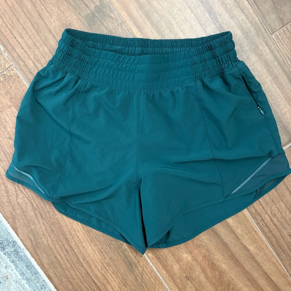 Lululemon Hotty Hot High-Rise Lined Short 4" size 6